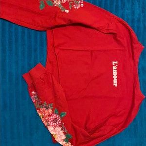 Re cropped top. L’amour flower details on sleeve